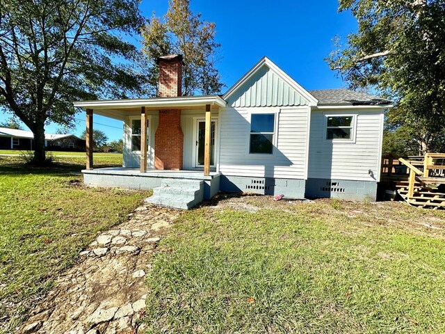 view of front of house featuring a front yard and a porch