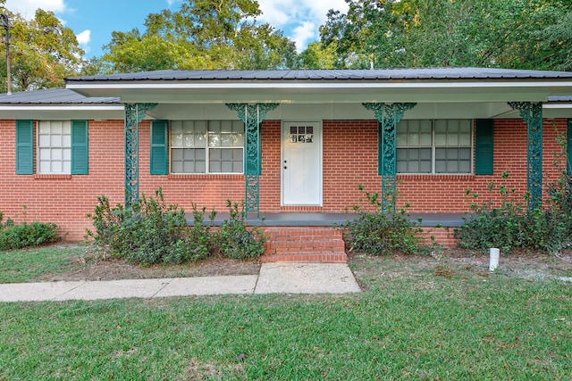 ranch-style home featuring a front lawn and a porch