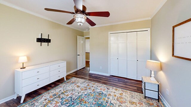 180 Fairway Woods Dr, Ozark, AL 36360 - bedroom with wood finished floors, crown molding, a closet, baseboards, and ceiling fan