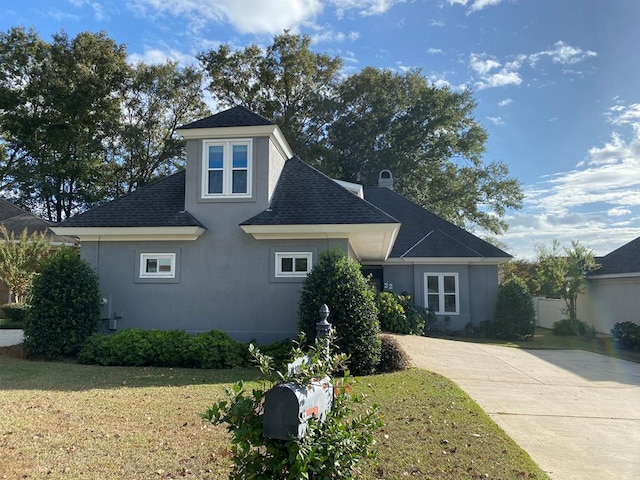 view of front of house featuring a front lawn