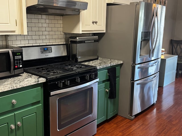 117 Lawrenceburg Ct, Dothan, AL 36305 - kitchen featuring appliances with stainless steel finishes, under cabinet range hood, green cabinetry, dark wood-type flooring, and backsplash