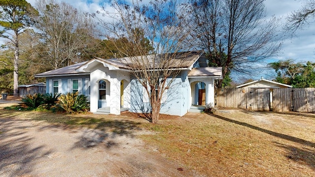 view of front of property with a front yard