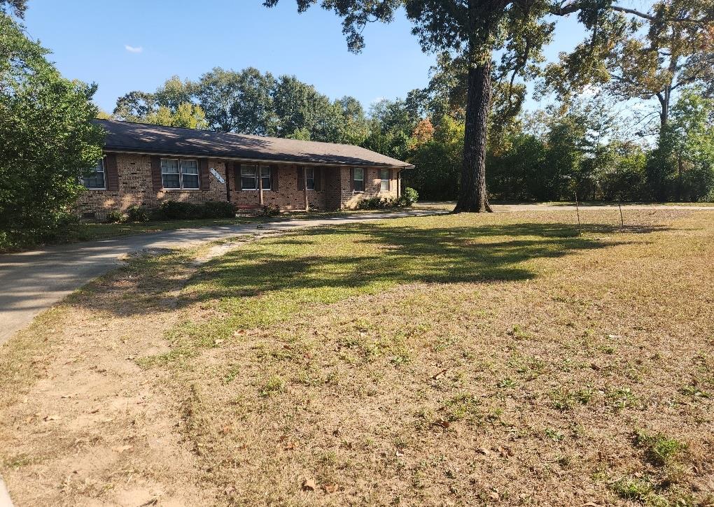 view of front of house featuring a front yard