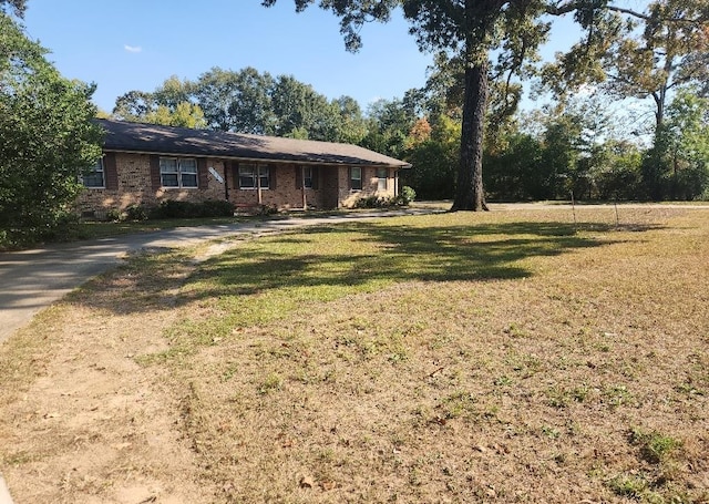 view of front of house featuring a front yard