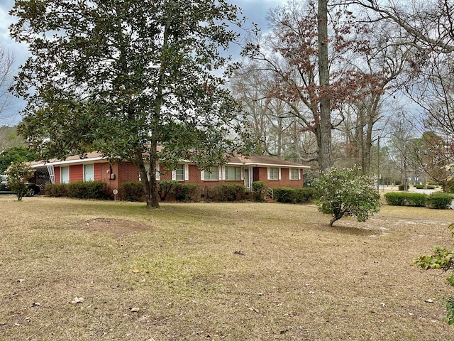 view of front of home featuring a front lawn