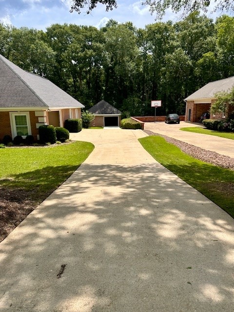 6 Woodmere Dr, Dothan, AL 36305 - view of front facade featuring a front yard, an outbuilding, and concrete driveway