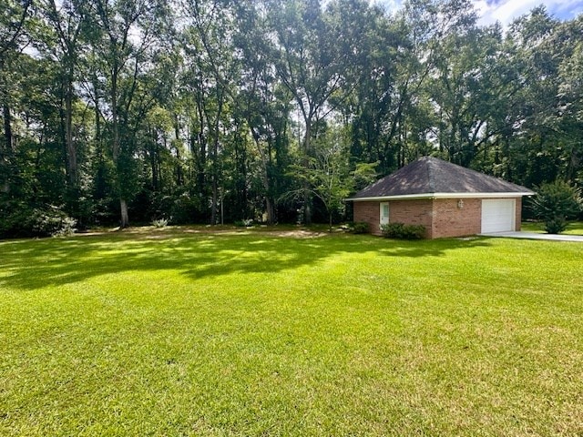 6 Woodmere Dr, Dothan, AL 36305 - view of grassy yard featuring a garage and driveway