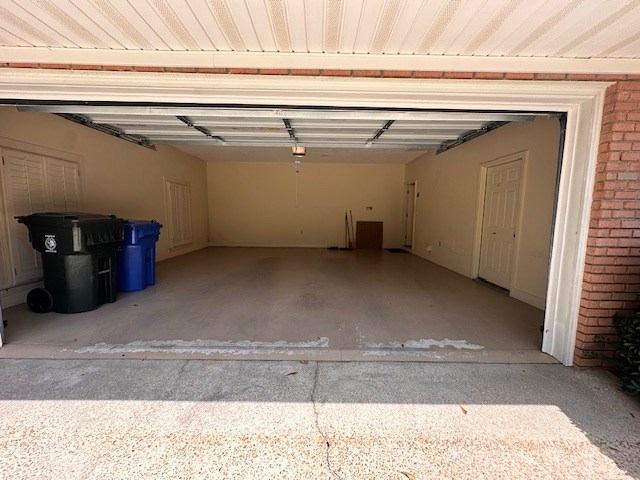 6 Woodmere Dr, Dothan, AL 36305 - garage with a garage door opener