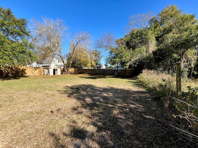 view of yard featuring an outdoor structure