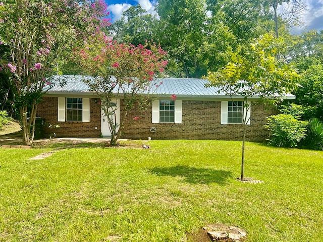 ranch-style home featuring a front lawn