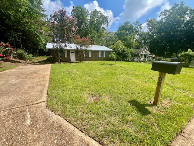 view of front of property featuring a front lawn