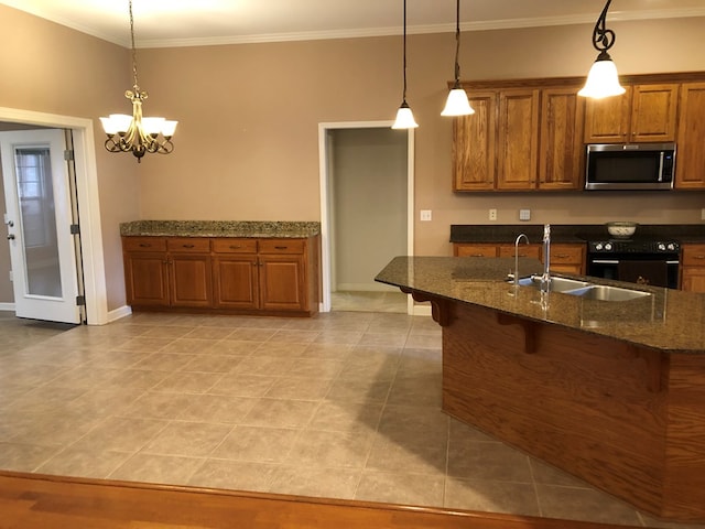 kitchen with a kitchen breakfast bar, black range with electric stovetop, sink, decorative light fixtures, and a chandelier