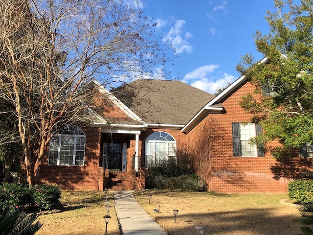 view of front of home featuring a front yard