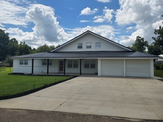 view of front facade featuring covered porch and a front lawn