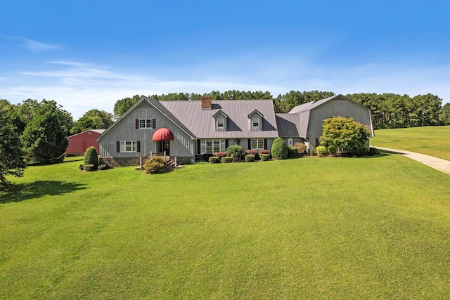 view of front facade featuring a front yard