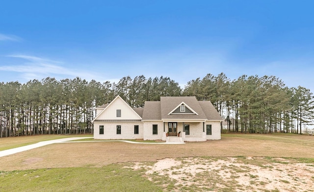 view of front of house featuring a front yard