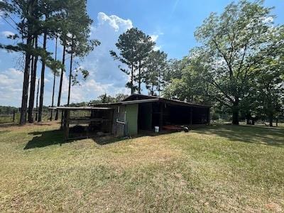 view of yard featuring an outdoor structure