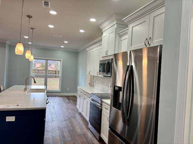 kitchen with sink, a kitchen island with sink, hanging light fixtures, stainless steel appliances, and ornamental molding