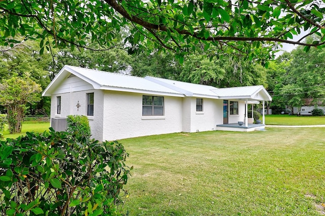 382 Timbers Dr, Dothan, AL 36301 - view of front of house featuring stucco siding, a front lawn, and a porch