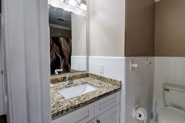 bathroom with curtained shower, crown molding, vanity, and toilet