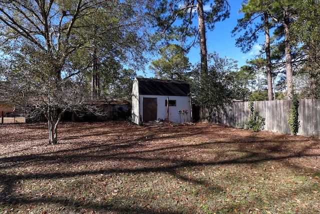 view of yard with a storage shed