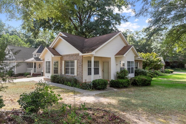 view of front facade with a front yard