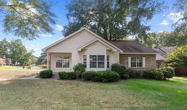 view of front of house featuring a front yard