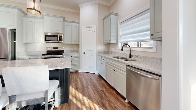 kitchen with stainless steel appliances, a breakfast bar, sink, and decorative light fixtures