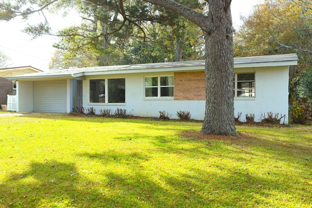 ranch-style home featuring a front yard