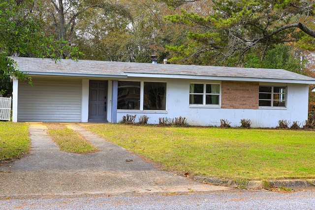 single story home featuring a front lawn