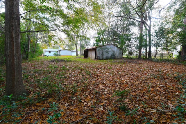 view of yard with a pole building and an outdoor structure