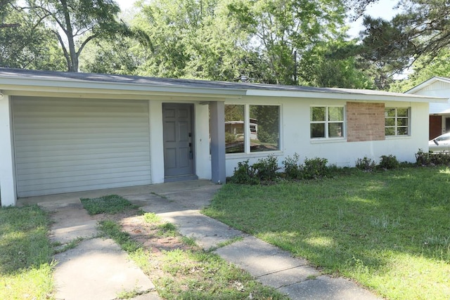 single story home with a front lawn