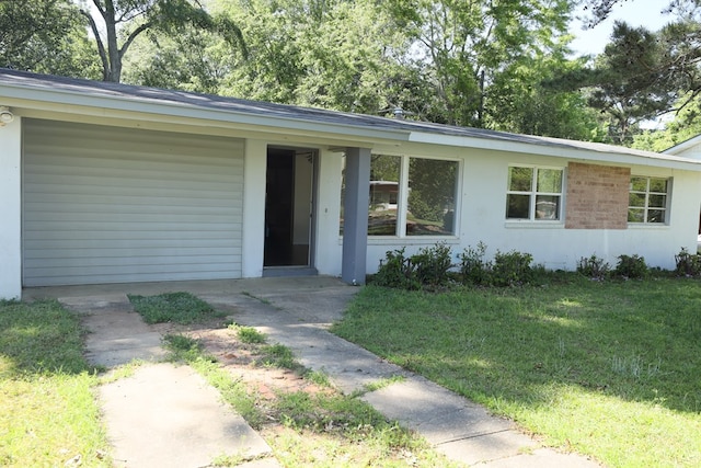 single story home with a front yard