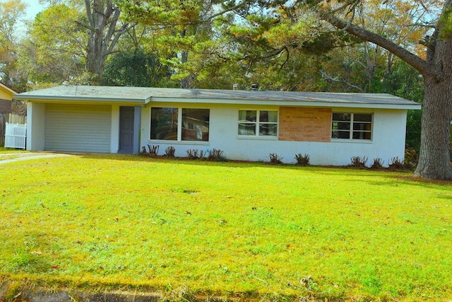 single story home featuring a front yard