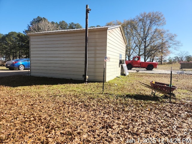 view of outdoor structure featuring a yard