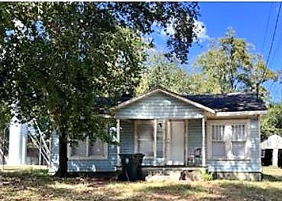 bungalow-style house with covered porch