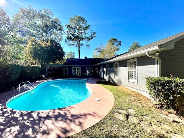 view of swimming pool