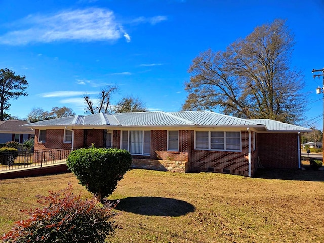 single story home with a front lawn