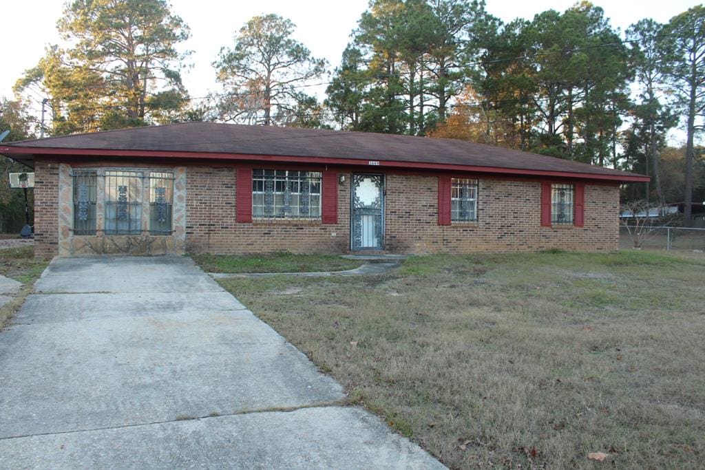 single story home featuring a front yard