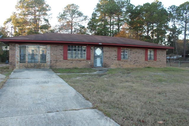 single story home featuring a front yard