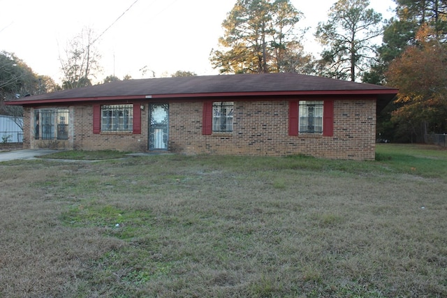 single story home featuring a front yard