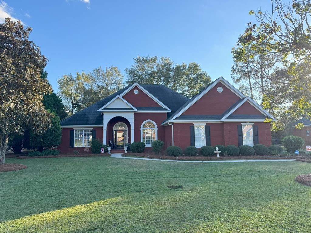 view of front of property featuring a front yard