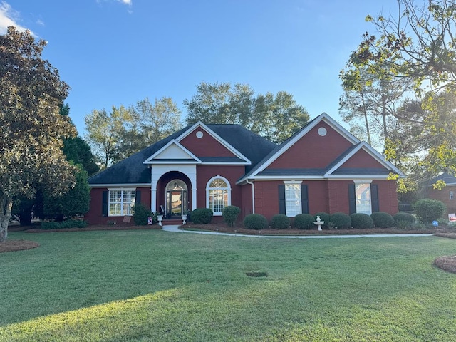 view of front of property featuring a front yard