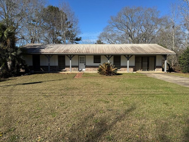 view of front facade with a front yard