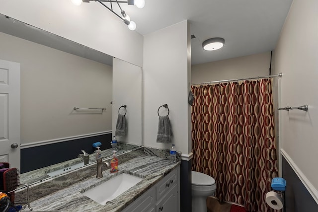 bathroom with a shower with curtain, vanity, and toilet