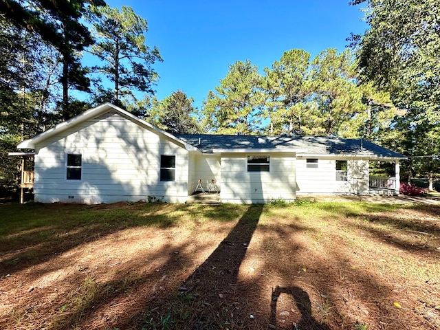 rear view of house featuring a lawn