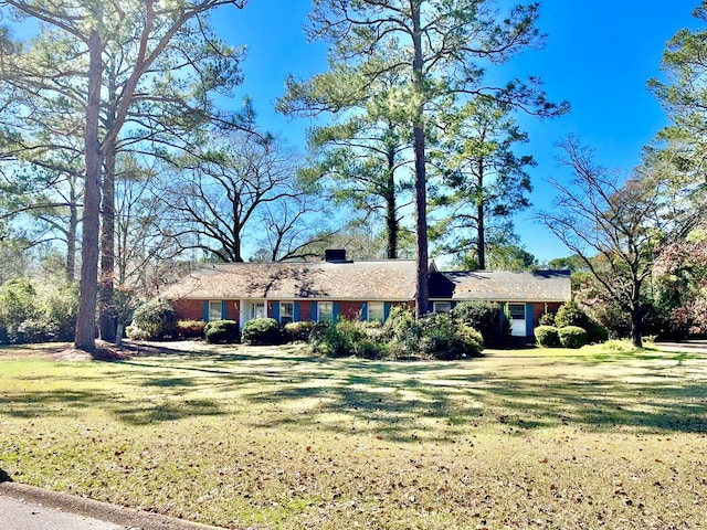 ranch-style house featuring a front lawn