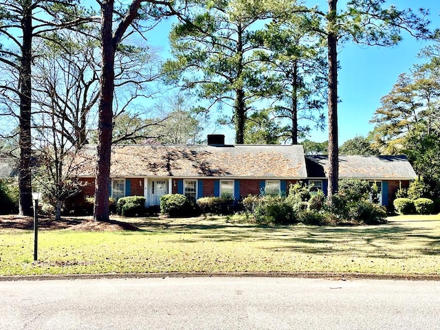 ranch-style home featuring a front lawn