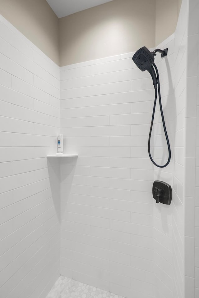 bathroom featuring tiled shower