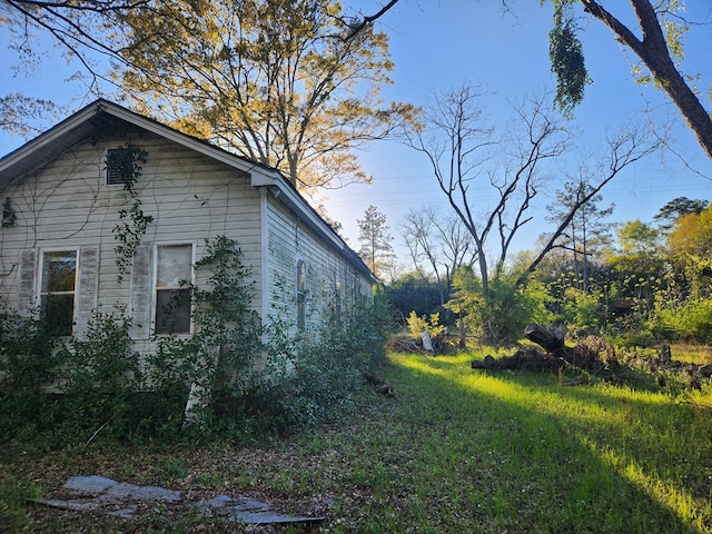 view of side of property featuring a lawn